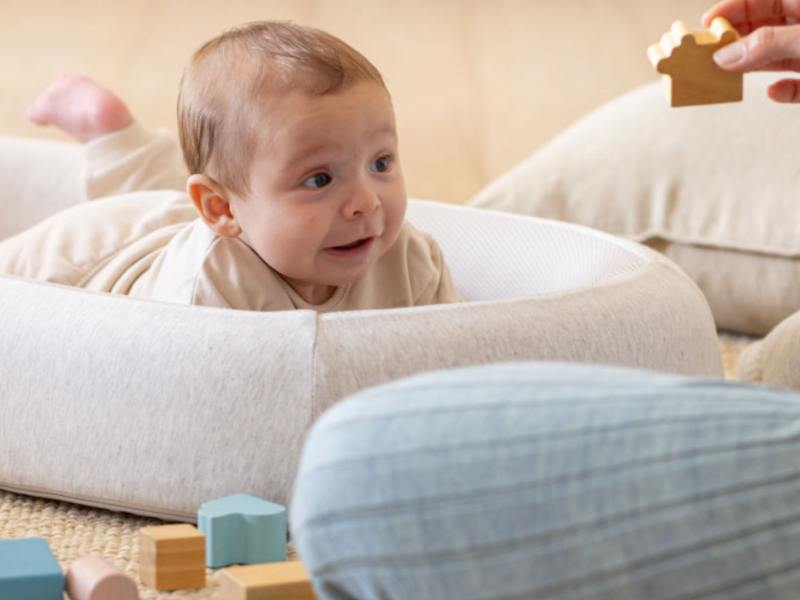 Imagen del WelcomePod de Inglesina utilizado para descanso y actividades de Tummy Time, promoviendo el desarrollo motor del beb&eacute;